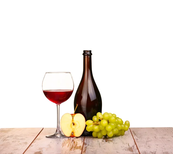 레드 와인의 유리, 흰색 바탕에 절연 보드에 포도주와 포도 사과 병 — 스톡 사진