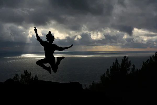 Szczęśliwa kobieta skoki przeciwko piękny zachód słońca. Wolności, radości — Zdjęcie stockowe