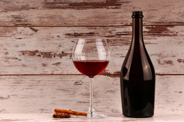 Czerwona butelka wina na drewnianym tle — Zdjęcie stockowe