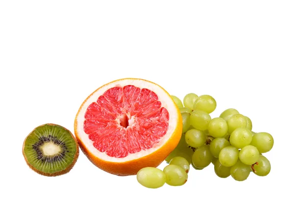 Grapefrukt med segment på en vit bakgrund — Stockfoto