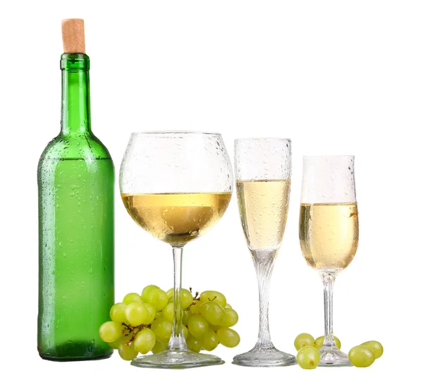 Şişe, şarap ve üzüm izole beyaz arka plan üzerinde beyaz şarap gözlük bir dizi — Stok fotoğraf