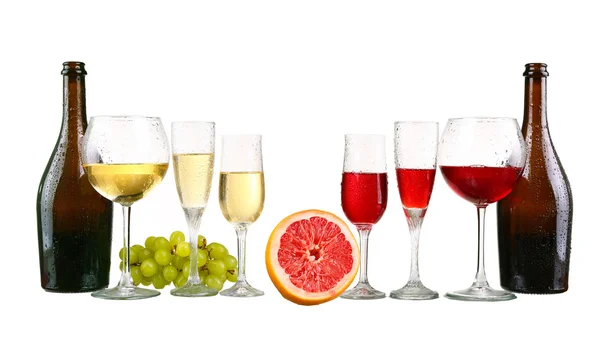 Botella, una fila de copas de vino blanco con vino y uvas aislar —  Fotos de Stock