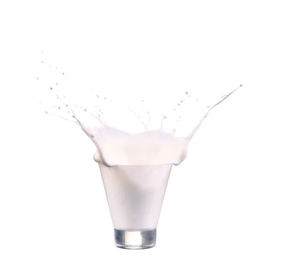 Střikem mléka ve sklenici izolované na bílém — Stock fotografie