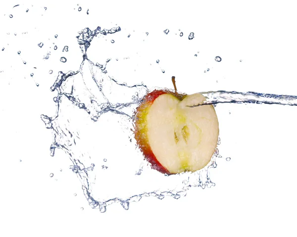 水のスプレーでアップル。白い背景の上スプラッシュとリンゴのジューシーです — ストック写真