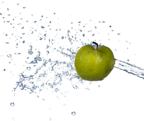 Tranches de pomme verte avec éclaboussure d'eau — Photo