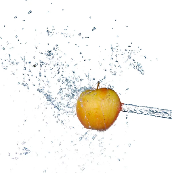 Pomme en spray d'eau. Pomme juteuse avec éclaboussure sur fond blanc — Photo