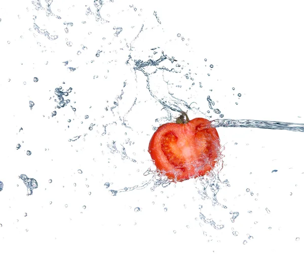 Tomate em spray de água. Tomate suculento com respingo no fundo branco — Fotografia de Stock