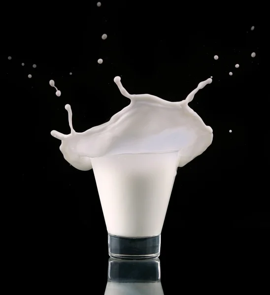 Úvod do sklenice s mlékem izolovaných na černém — Stock fotografie