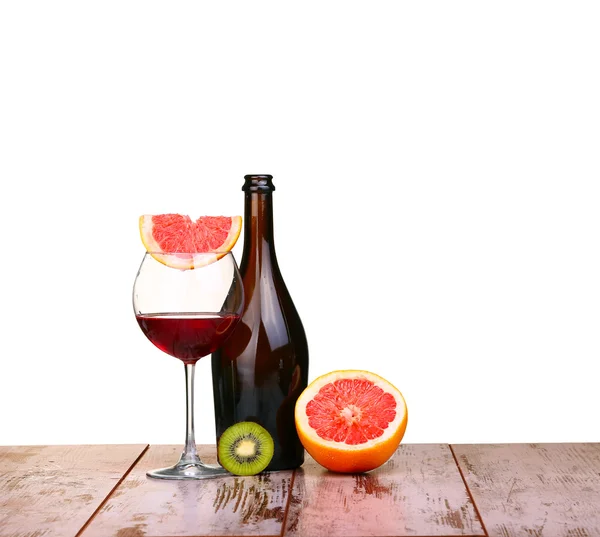 Copa de vino tinto, una botella de vino y pomelo a bordo aislado sobre fondo blanco — Foto de Stock
