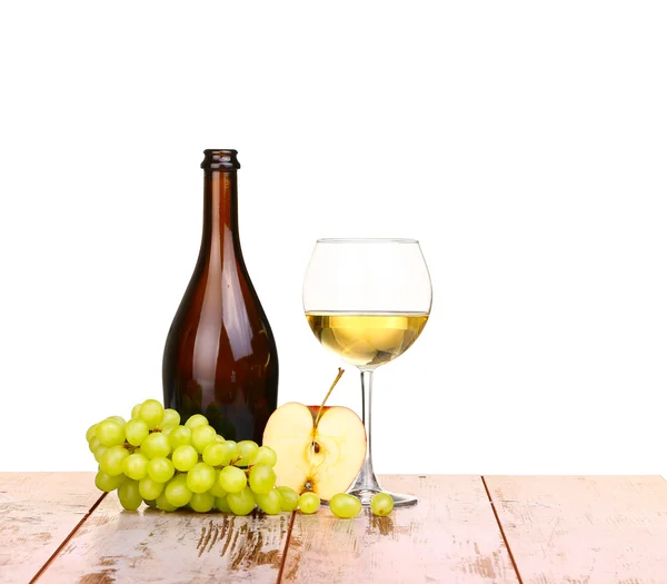 Glass of wine, a glass of wine and grapes on board isolated on white background — Stock Photo, Image