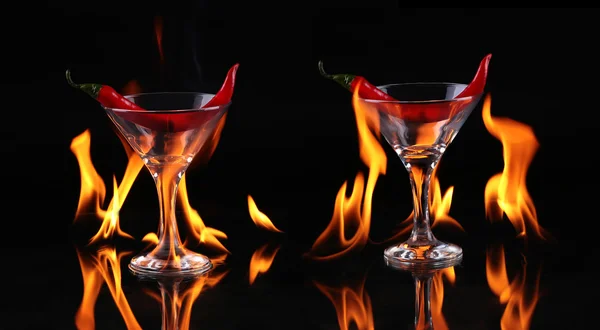 Flammande cocktail över svart — Stockfoto