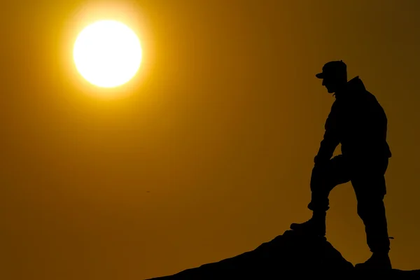 Sziluettjét katona puska ellen a naplemente — Stock Fotó