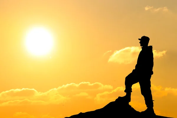 Silhueta de soldado com rifle contra um pôr-do-sol — Fotografia de Stock