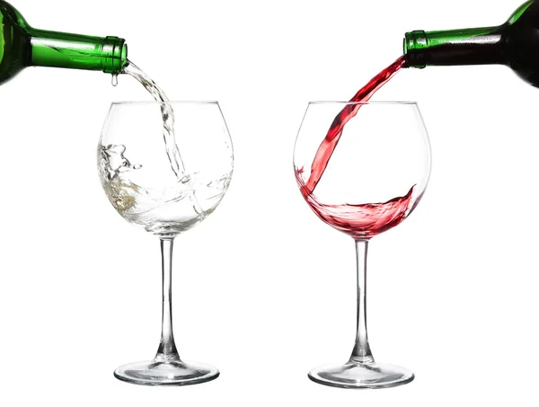 Vino bianco versando dalla bottiglia introdurre il bicchiere sul retro bianco — Foto Stock