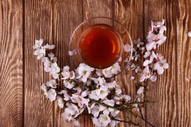 çay ve bir tahta üzerinde kiraz çiçekleri Şubesi