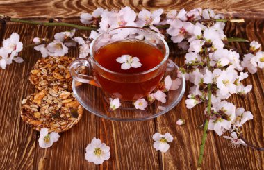 çay ve bir tahta üzerinde kiraz çiçekleri Şubesi