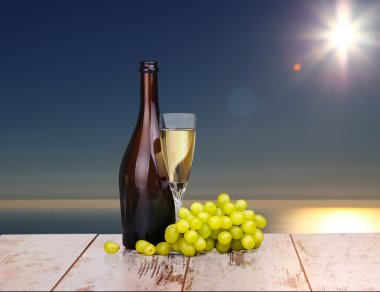 kadeh şarap, bir bardak şarap ve üzüm gemide izole üzerinde w