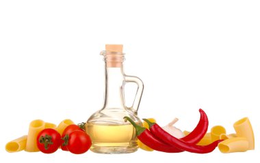 Makarna için malzemeler. Spagetti, cherie, biber, yağ, sarımsak beyaz izole