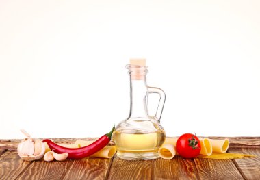 pişmemiş makarna ve beyaz arka plan ve cherie izole sebze yiyecek