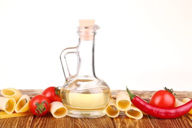 pişmemiş makarna ve beyaz arka plan ve cherie izole sebze yiyecek