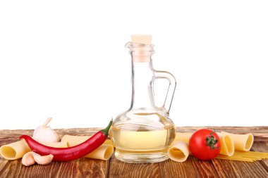 pişmemiş makarna ve beyaz arka plan ve cherie izole sebze yiyecek