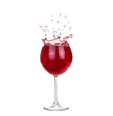 Beyaz bir arka plan üzerinde izole Şarap kadehi içine dökerek kırmızı şarap