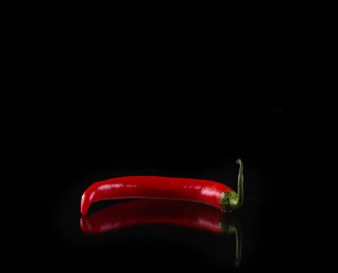 Siyah arkaplanda kırmızı biber