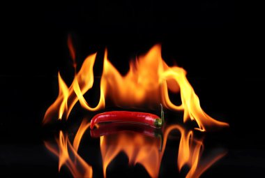 Siyah arka plan üzerine alev ile acı biber