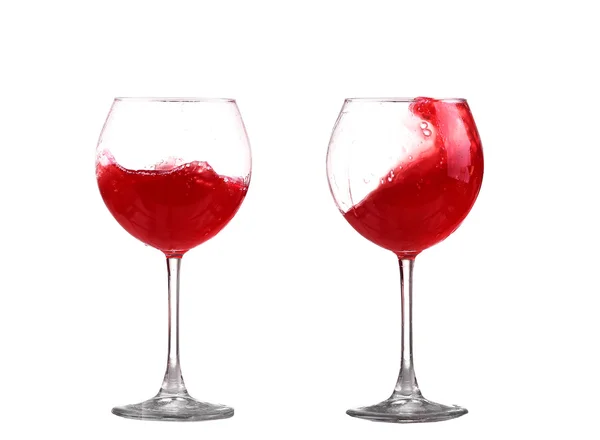 Красное вино брызгает в стакан, изолированный на белом — стоковое фото