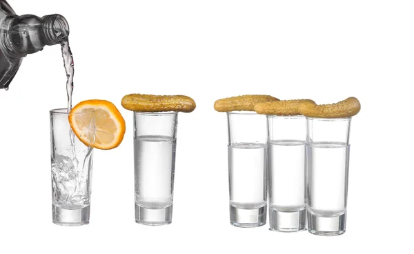 Bicchiere di vodka e cetriolo isolato su bianco — Foto Stock