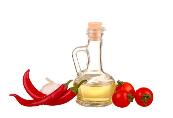 Ingredientes para pasta. Espaguetis, cherie, chile, aceite, ajo aislado en blanco — Foto de Stock