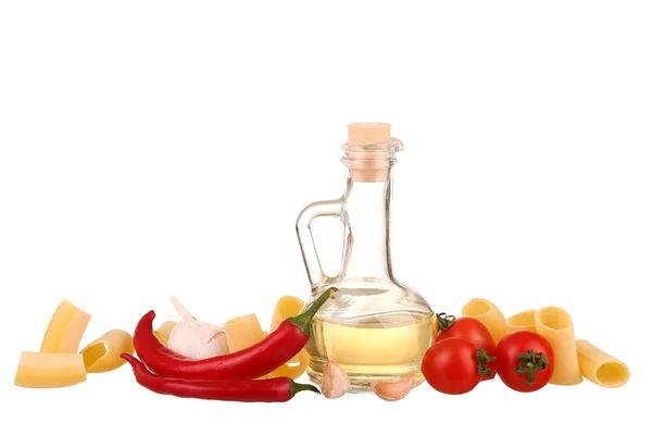 Ingredienser till pasta. Spaghetti, cherie, chili, olja, vitlök isolerad på vit — Stockfoto