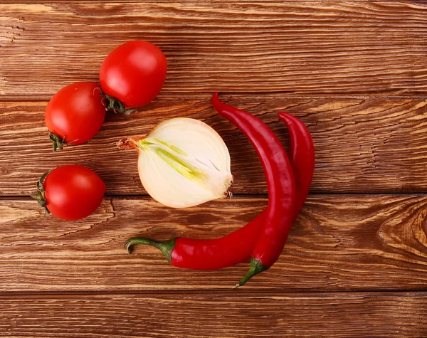 Vörös forró meggy és chili paprika-hagyma fehér fa háttér felett — Stock Fotó