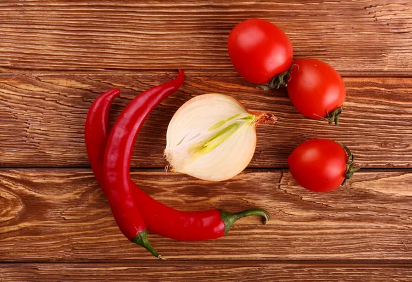 Kırmızı sıcak kiraz ve biber üzerine beyaz ahşap arka plan soğan — Stok fotoğraf
