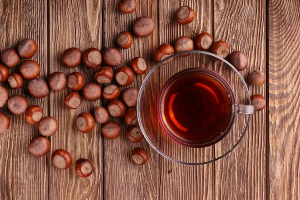 Cosecha de otoño. tuercas sobre un fondo de madera oscura reciclada, con espacio de copia.. Vista superior del té, nueces —  Fotos de Stock