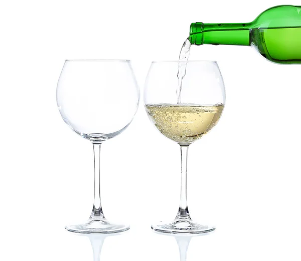 Vino bianco versato nel bicchiere — Foto Stock
