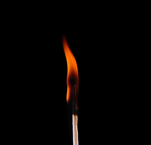 Зажигание спички, с дымом на темном фоне — стоковое фото