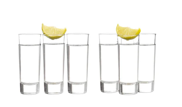 Três tiros de tequila com limão isolado no fundo branco — Fotografia de Stock