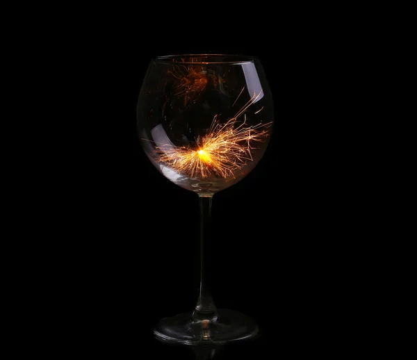 Weinglas mit Wunderkerze vorhanden. Vorfreude auf Neujahr und Weihnachten — Stockfoto