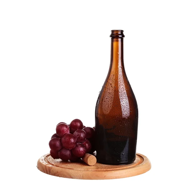 Copa de vino con vino tinto, botella de vino y uvas aisladas sobre fondo blanco — Foto de Stock