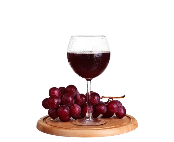 Kieliszek do wina czerwonego wina, lampka wina i winogron na białym tle nad białym — Zdjęcie stockowe