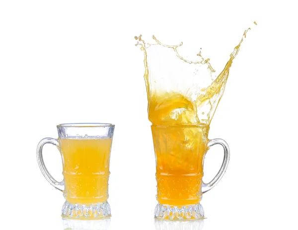 Apelsinjuice splash i glas isolerade på vit — Stockfoto