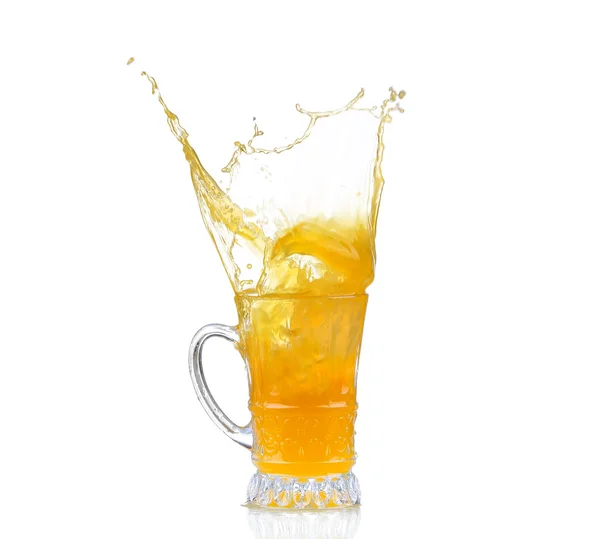 Éclaboussure de jus d'orange en verre isolé sur blanc — Photo