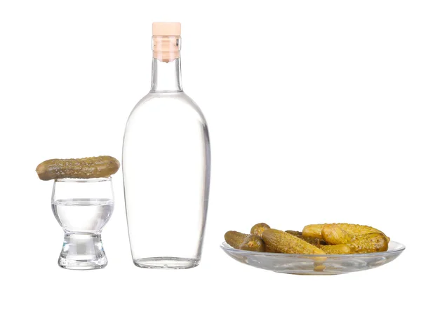 Vodka con el pepino en escabeche . — Foto de Stock