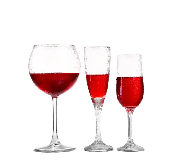 Червоне вино в окулярах ізольовано на білому — стокове фото