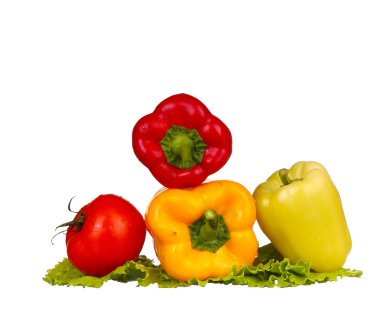 taze su sıçrama üzerinde beyaz zemin üzerine kırmızı tatlı biber