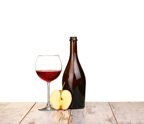 Kieliszek czerwonego wina, butelkę wina i winogron jabłko na pokładzie na białym tle — Zdjęcie stockowe