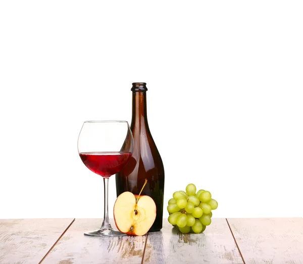 Verre de vin rouge, une bouteille de vin et de raisin pomme à bord isolé sur fond blanc — Photo