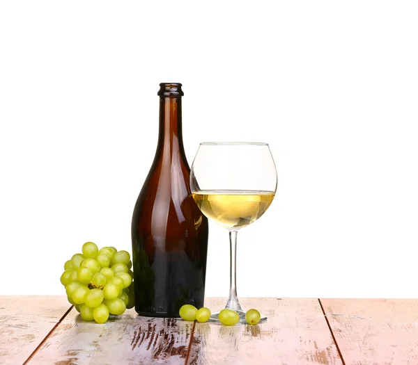 Kadeh şarap, bir bardak şarap ve üzüm tahtada beyaz arka plan üzerinde izole — Stok fotoğraf