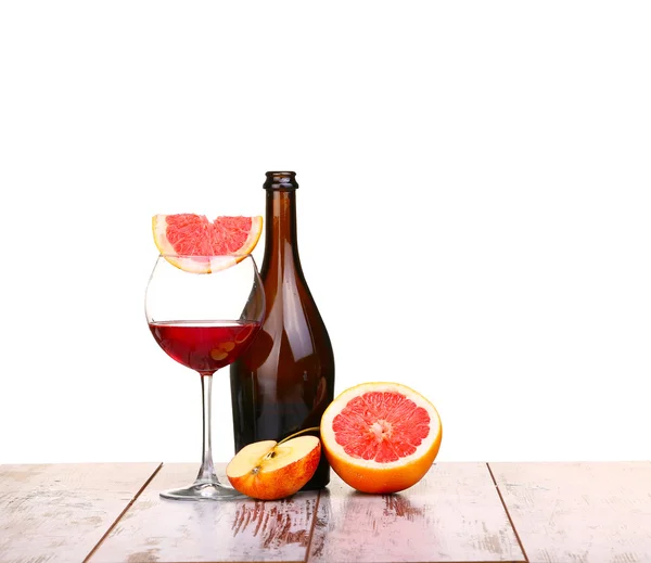 Copa de vino tinto, una botella de vino y pomelo a bordo aislado sobre fondo blanco — Foto de Stock